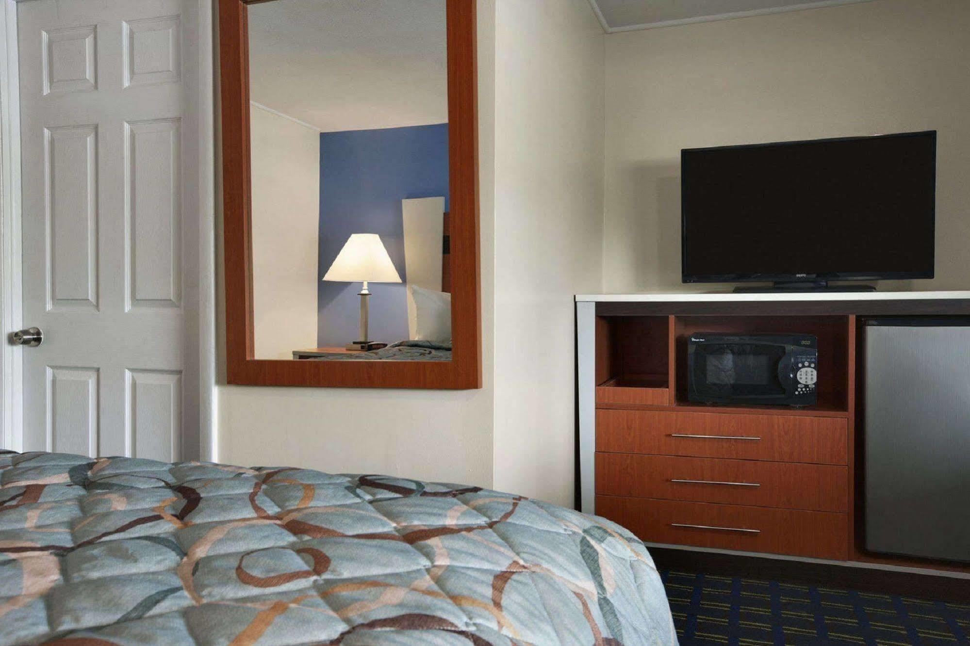 Days Inn By Wyndham - Cape Cod West Yarmouth Buitenkant foto