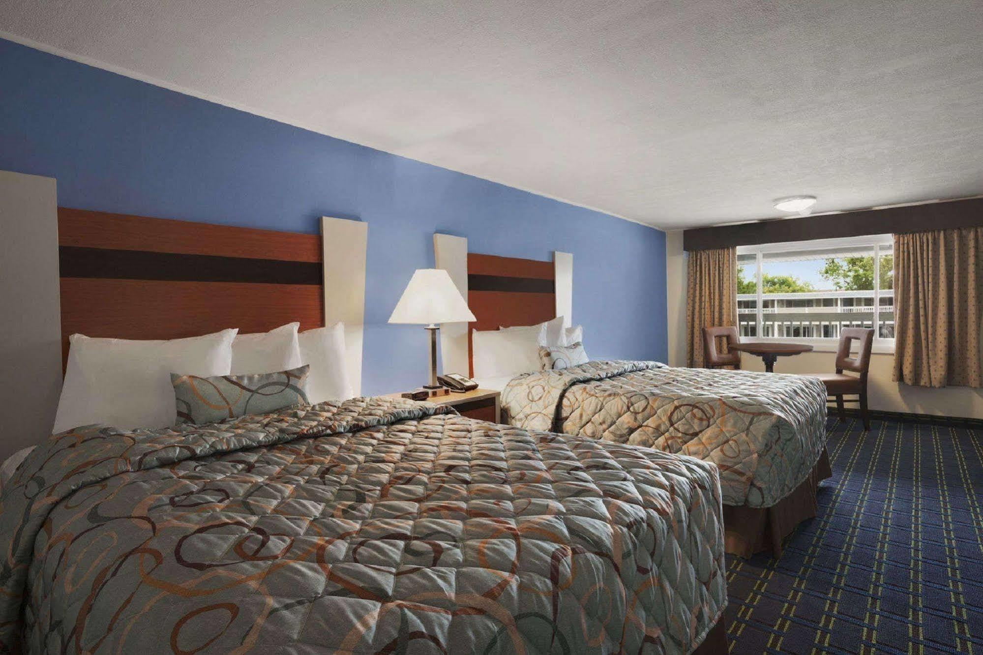 Days Inn By Wyndham - Cape Cod West Yarmouth Buitenkant foto