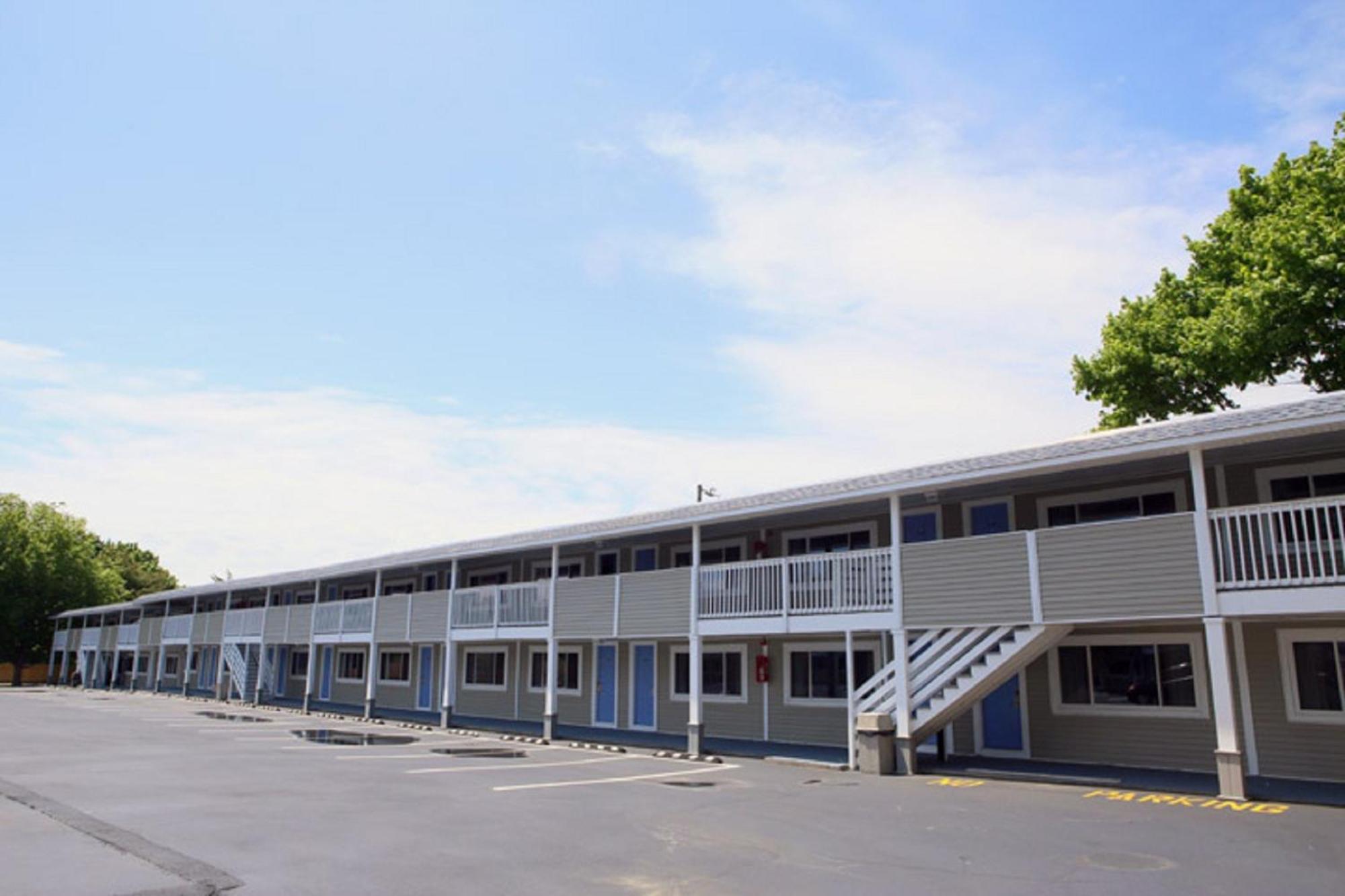 Days Inn By Wyndham - Cape Cod West Yarmouth Buitenkant foto